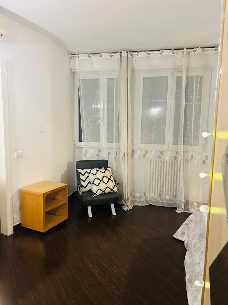 Easy Room Italy Prada Milano Eksteriør billede